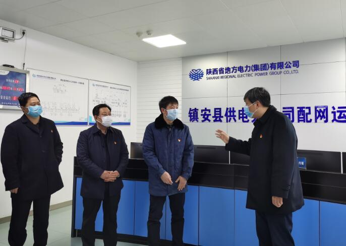 在配網(wǎng)運(yùn)營中心檢查指導(dǎo)工作.jpg