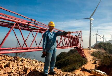 價(jià)值百萬風(fēng)力發(fā)電葉片，被河南村民當(dāng)蹺蹺板：一片上站20多人