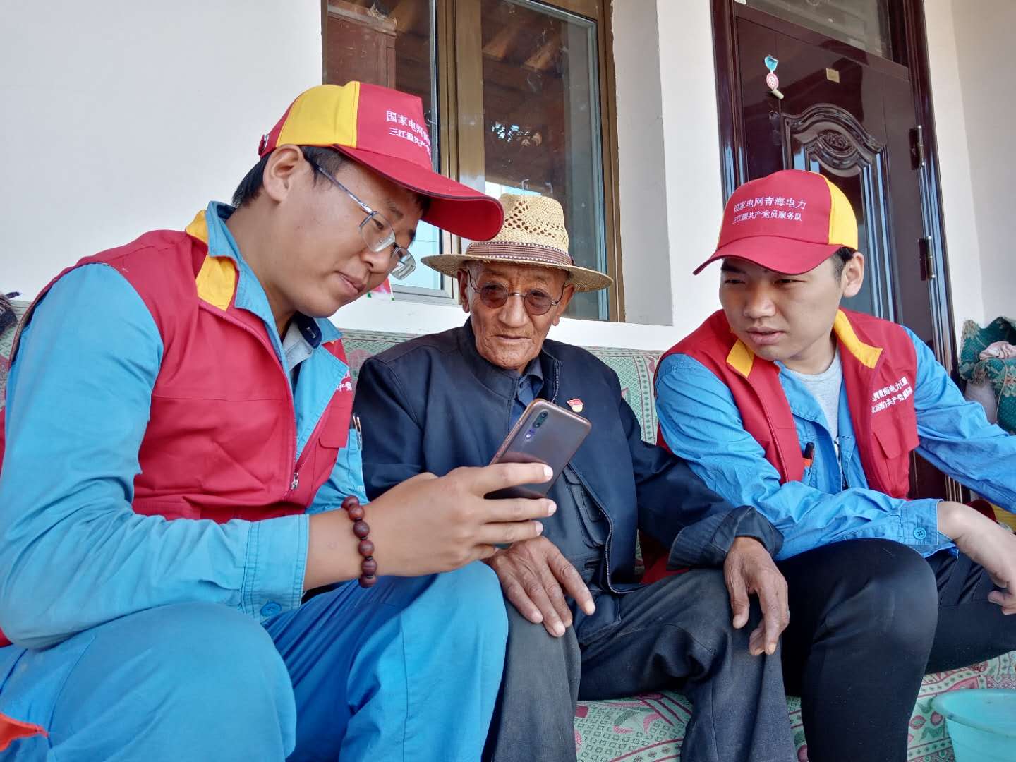 國網(wǎng)黃化供電公司運檢黨支部與尖扎縣來玉村黨支部開展“扶貧助困、攜手同行”主題黨日活動