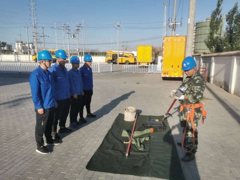 烏海電業(yè)局配電帶電作業(yè)中心：現(xiàn)場培訓(xùn)求實(shí)效，技能素質(zhì)再提升
