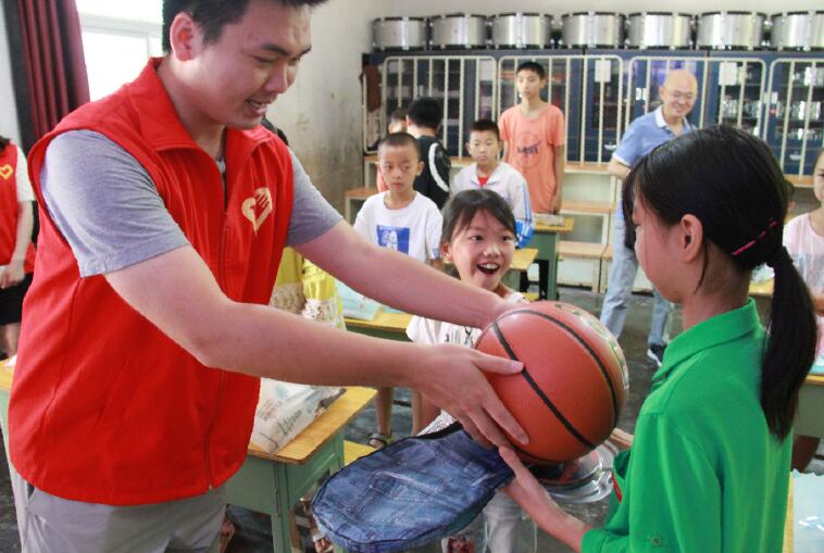 國網樂至縣供電公司:情暖教師節(jié) 關愛留守學生