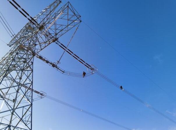 青藏電力聯(lián)網工程反轉送電方向，今年已外送藏電共9.6億度