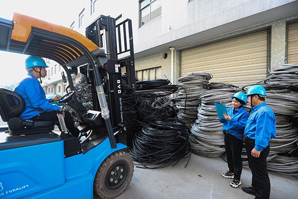 國網(wǎng)寧?？h供電公司：下基層強(qiáng)服務(wù)，提質(zhì)增效駛?cè)搿翱燔嚒钡? width=