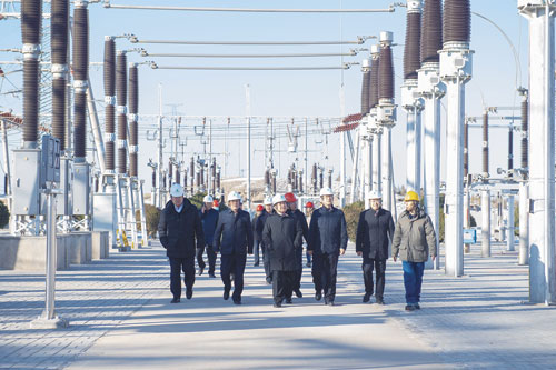 內(nèi)蒙古電力集團(tuán)公司董事長(zhǎng)、黨委書(shū)記賈振國(guó)深入阿拉善電業(yè)局調(diào)研