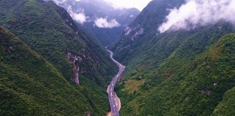 陜西地電漢中分公司:為西鎮(zhèn)高速順利通車注入強勁電能動力