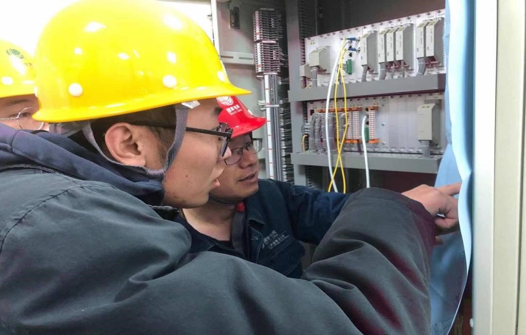 國(guó)網(wǎng)平?jīng)龉╇姡荷钊敫脑飕F(xiàn)場(chǎng)，力促青工成長(zhǎng)