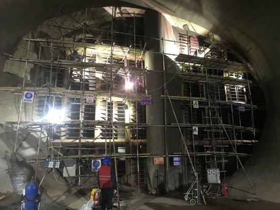 國網(wǎng)劉家峽水電廠7、8號(hào)機(jī)組進(jìn)水口攔污柵補(bǔ)焊打磨修復(fù)順利完成