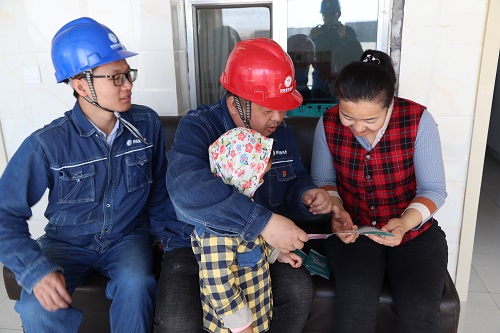 阿拉善電業(yè)局電力宣傳進家門，客戶服務零距離