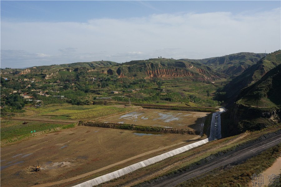 煤矸石填溝造地，千畝溝壑變良田