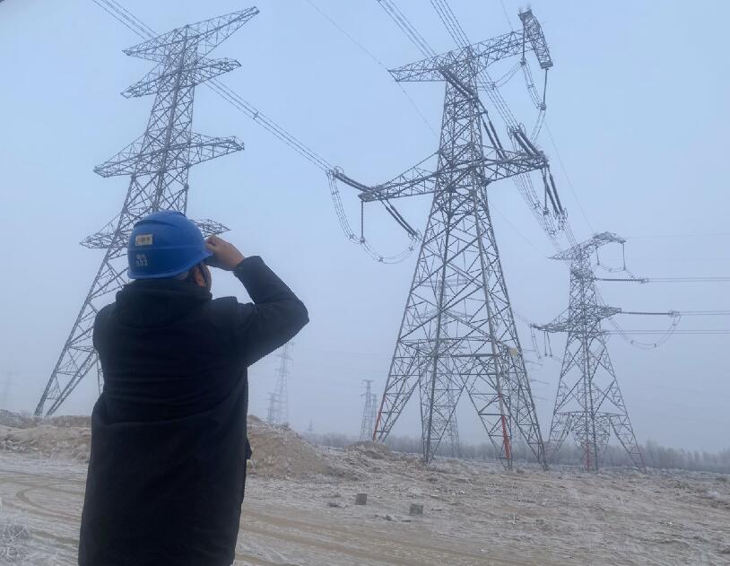 內蒙古烏海超高壓供電公司防污除閃，寒冬堅守一線