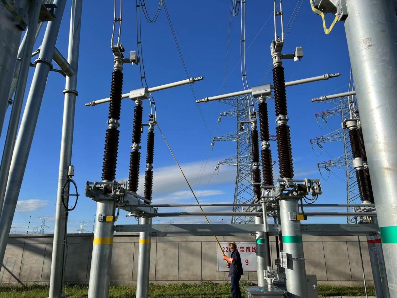 錫林郭勒超高壓供電公司圓滿完成塔寶I、II線間隔啟動(dòng)工作