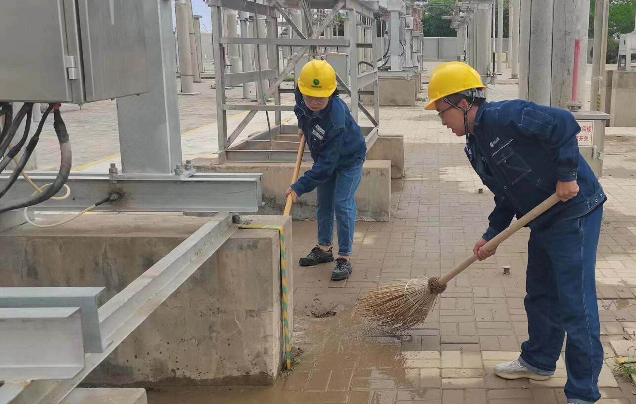 戈壁有雨，阿電人全力出擊保供電