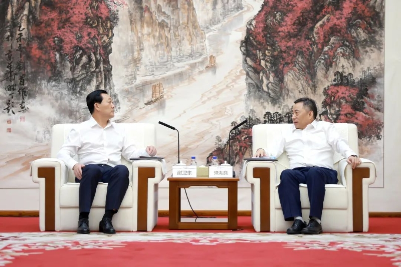 中國(guó)能建黨委書記、董事長(zhǎng)宋海良與朝陽(yáng)市市長(zhǎng)謝衛(wèi)東會(huì)談