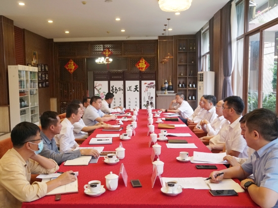 中國(guó)電建黨委常委、副總經(jīng)理徐鵬程與海南萬(wàn)寧市委書記蓋文啟、市長(zhǎng)王三防座談
