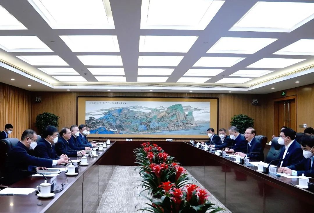 華電集團(tuán)董事長(zhǎng)江毅、總經(jīng)理葉向東與國(guó)家電網(wǎng)董事長(zhǎng)辛保安、總經(jīng)理張智剛舉行會(huì)談