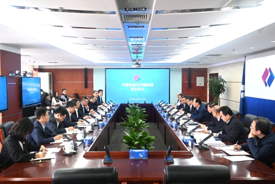 中國電建黨委書記、董事長丁焰章與中國誠通集團黨委書記、董事長朱碧新會談