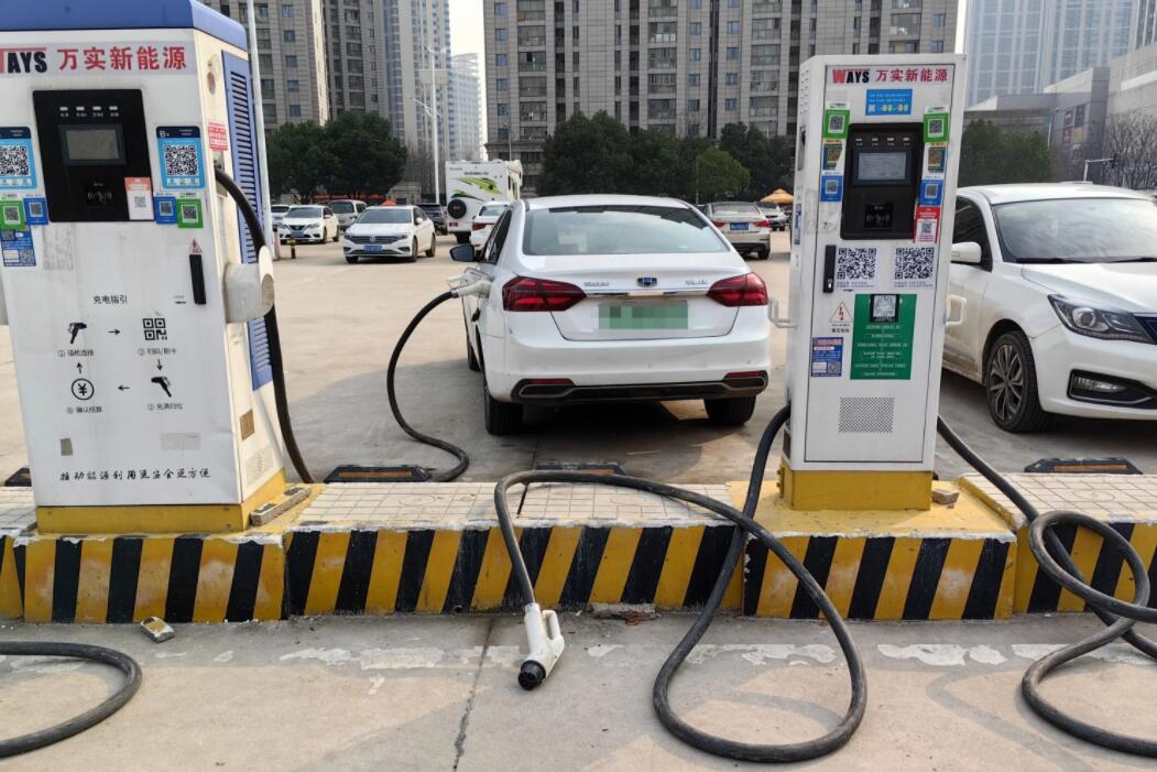 新能源車充電槍被扔積水中，對“城市家電”需多加愛護(hù)