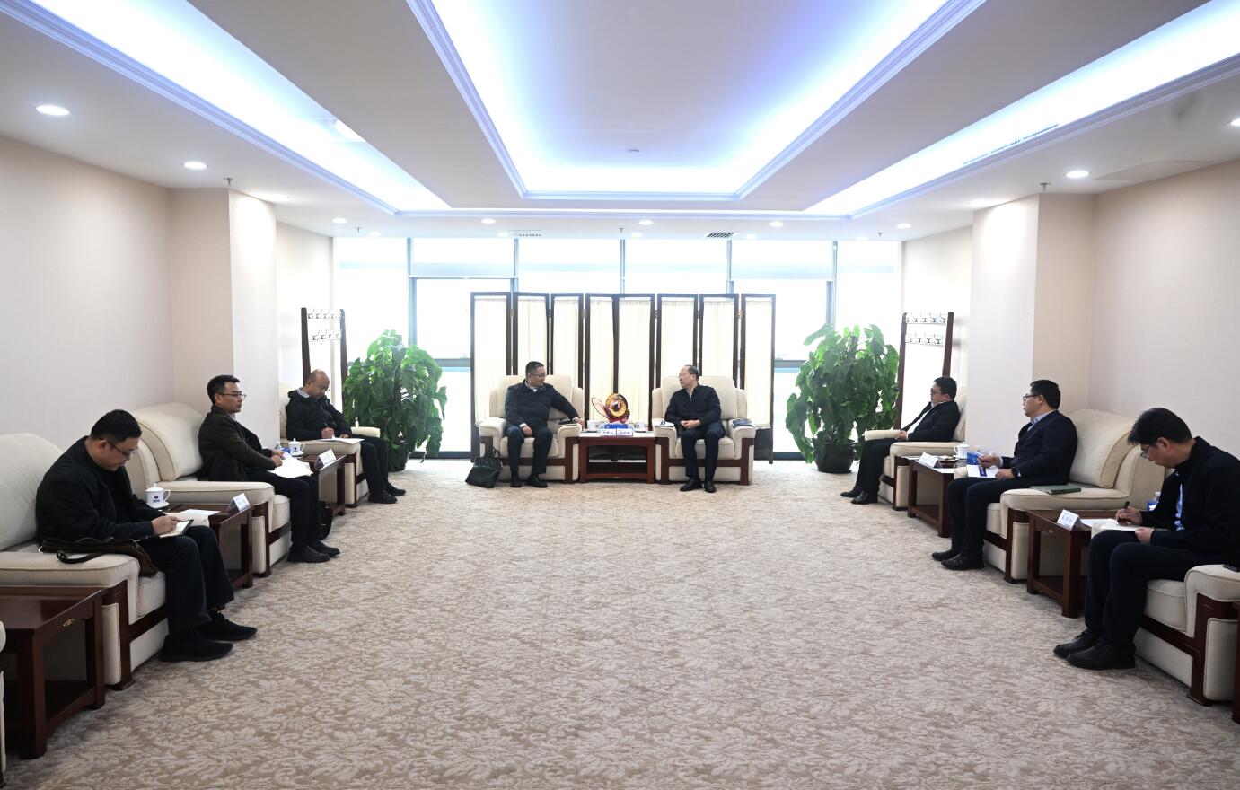 中國電建黨委常委、副總經(jīng)理徐鵬程與西藏開發(fā)投資集團黨委書記、董事長祁騰武會談