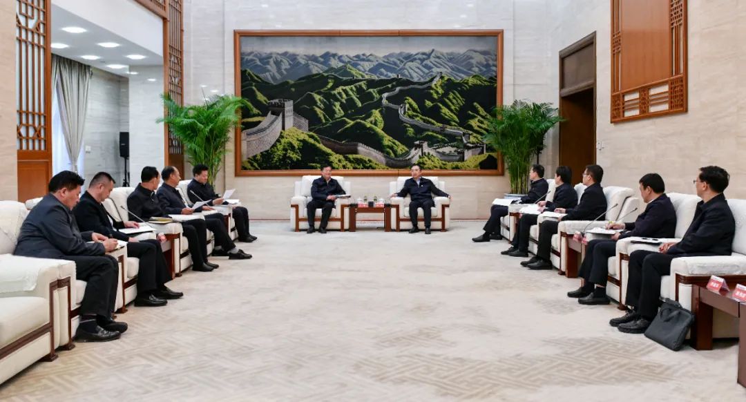 大唐集團(tuán)黨組書記、董事長(zhǎng)鄒磊與青海省海南州委書記呂剛、州長(zhǎng)尕瑪朋措會(huì)談
