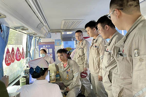 臨汾熱電公司組織“熱血與大愛同流，真情與奉獻同行”無償獻血活動