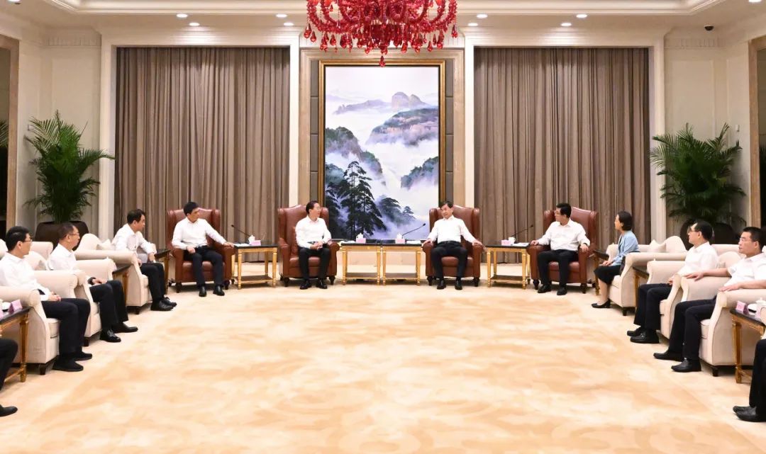 國(guó)家電網(wǎng)公司董事長(zhǎng)、黨組書辛保安與福建省委書記周祖翼、省長(zhǎng)趙龍會(huì)談
