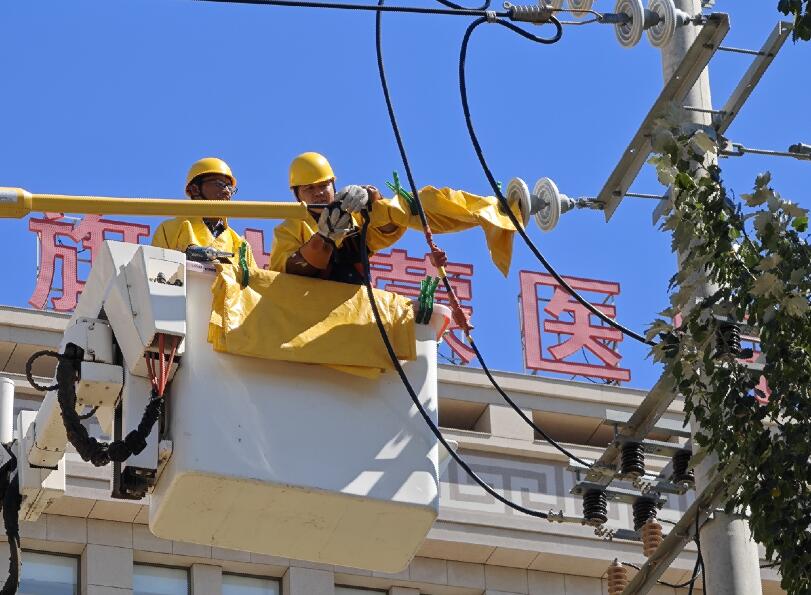 阿拉善供電公司迎夏峰帶電消缺，保醫(yī)電“汗”衛(wèi)民生