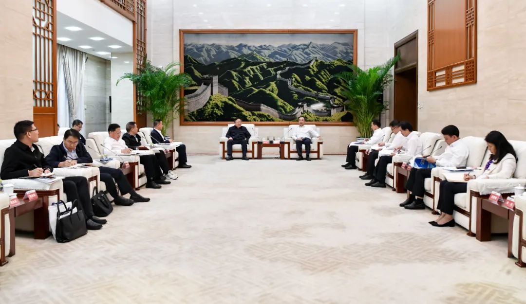 大唐集團(tuán)有限公司黨組書(shū)記、董事長(zhǎng)鄒磊與廣西壯族自治區(qū)國(guó)資委黨委書(shū)記秦如培會(huì)談