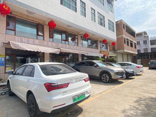 返鄉(xiāng)新能源車主尋覓公用充電樁，鄉(xiāng)村充電補能仍有待解決