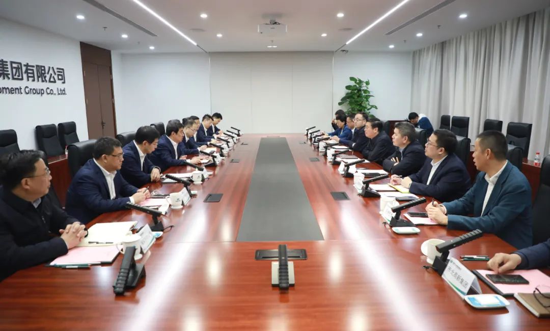 中國(guó)電氣裝備黨委書記、董事長(zhǎng)白忠泉會(huì)見上海市靜安區(qū)委書記于勇