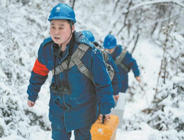 【國網(wǎng)楷?！恐芗t亮：巡行秦嶺深處 守護線路安全