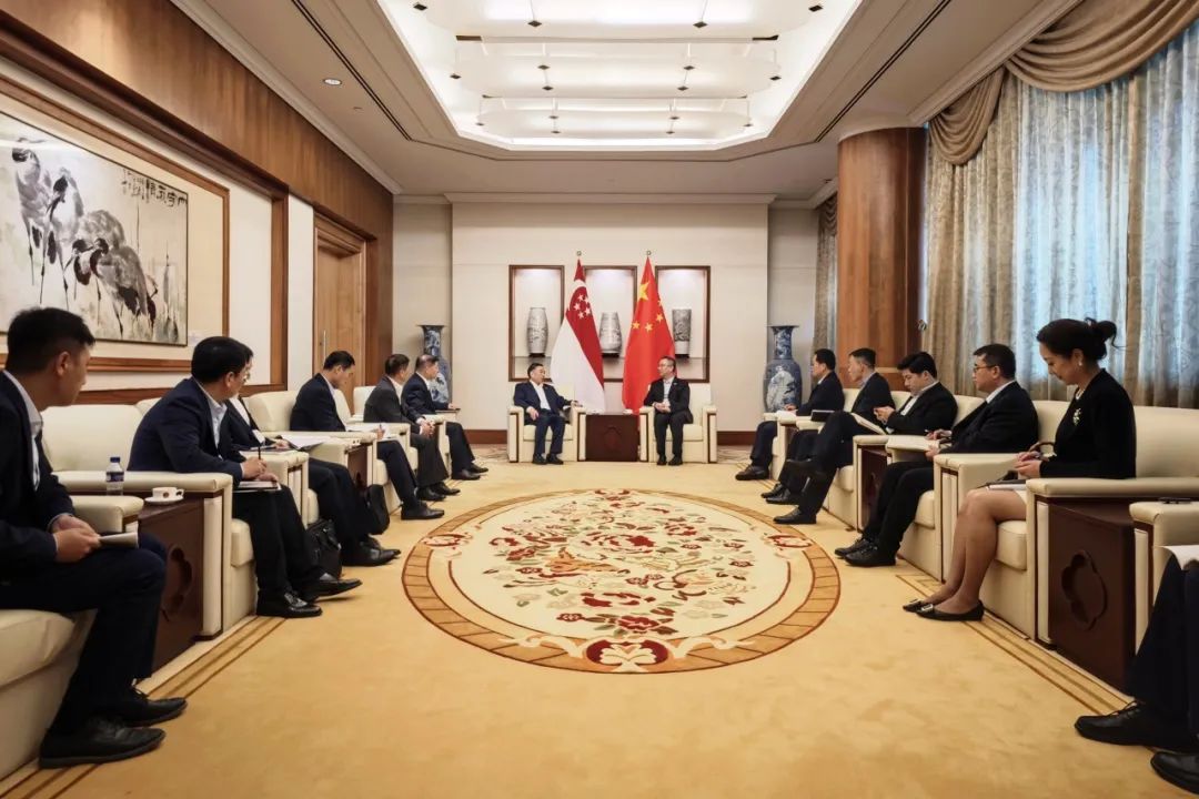 中國能建黨委書記、董事長宋海良與中國駐新加坡大使館臨時(shí)代辦朱憬會談