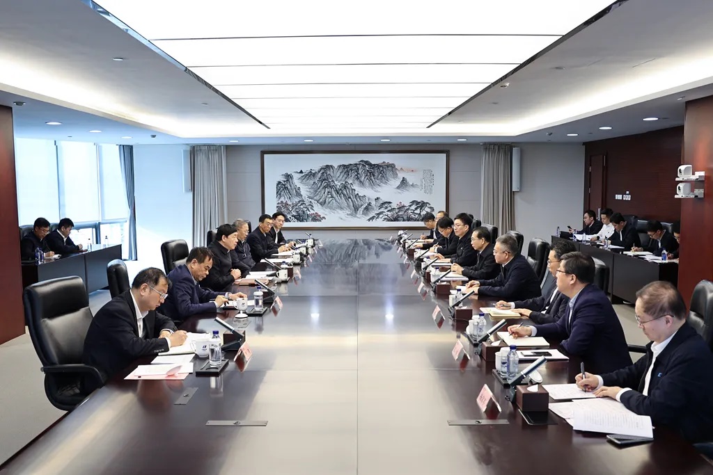 華電集團(tuán)董事長(zhǎng)江毅、總經(jīng)理葉向東與國(guó)家電網(wǎng)董事長(zhǎng)、黨組書(shū)記張智剛會(huì)談