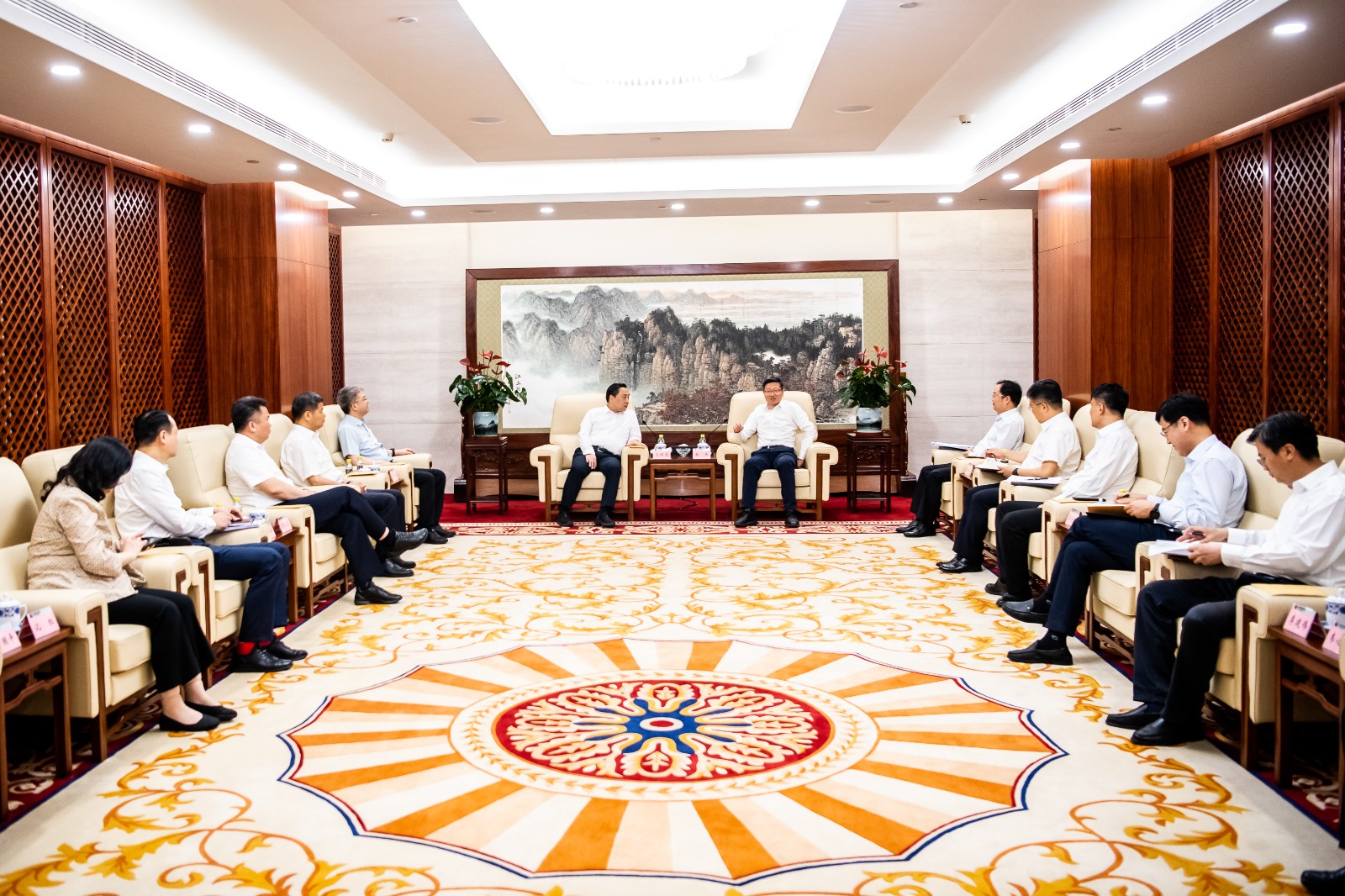 國家能源集團(tuán)公司總經(jīng)理、黨組副書記余兵會見鎮(zhèn)江市委書記馬明龍一行