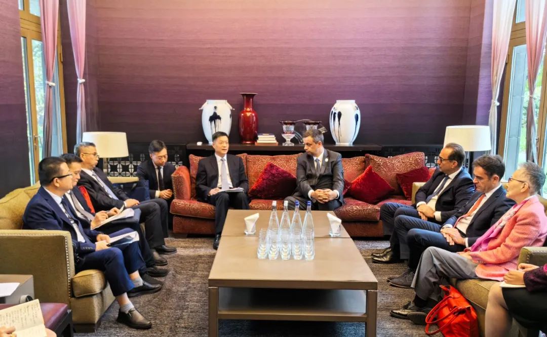 東方電氣集團黨組書記、董事長俞培根與法國電力集團董事長兼首席執(zhí)行官呂克·雷蒙會談