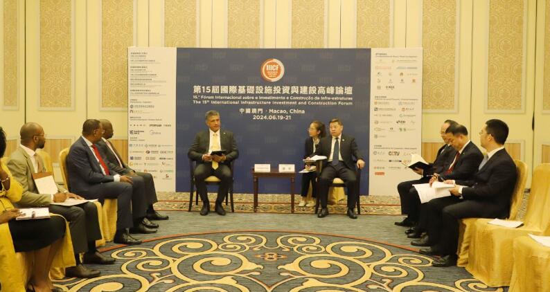 葛洲壩集團黨委書記、董事長譚華與安哥拉能源水利部部長若昂·博爾熱斯座談