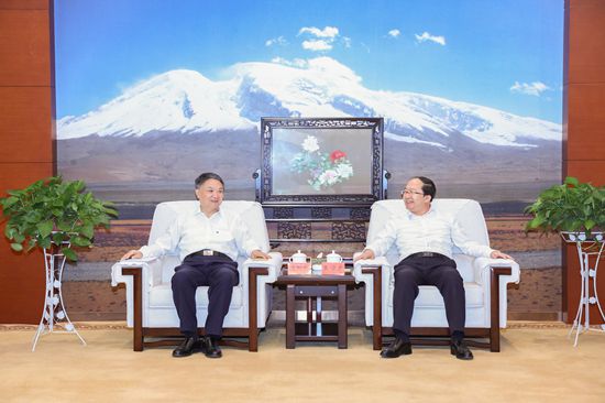 華能集團(tuán)有限公司黨組書(shū)記、董事長(zhǎng)溫樞剛拜會(huì)克州黨委書(shū)記王學(xué)東