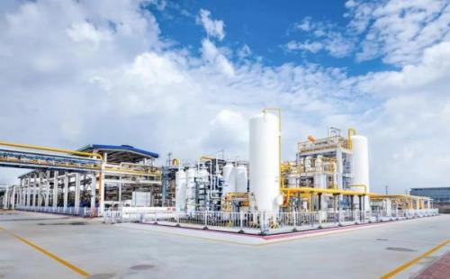 在百年上海龍華機(jī)場(chǎng)變身開(kāi)展城市更新的上海徐匯西岸地區(qū)，一座傾注綠色低碳技術(shù)的“零碳樓”拔地而起，即將進(jìn)入建筑環(huán)節(jié)中最忙碌、最繁瑣的裝修工程階段。這座“綠色建筑”是東航資產(chǎn)在民航建筑領(lǐng)域的創(chuàng)新探索成果，