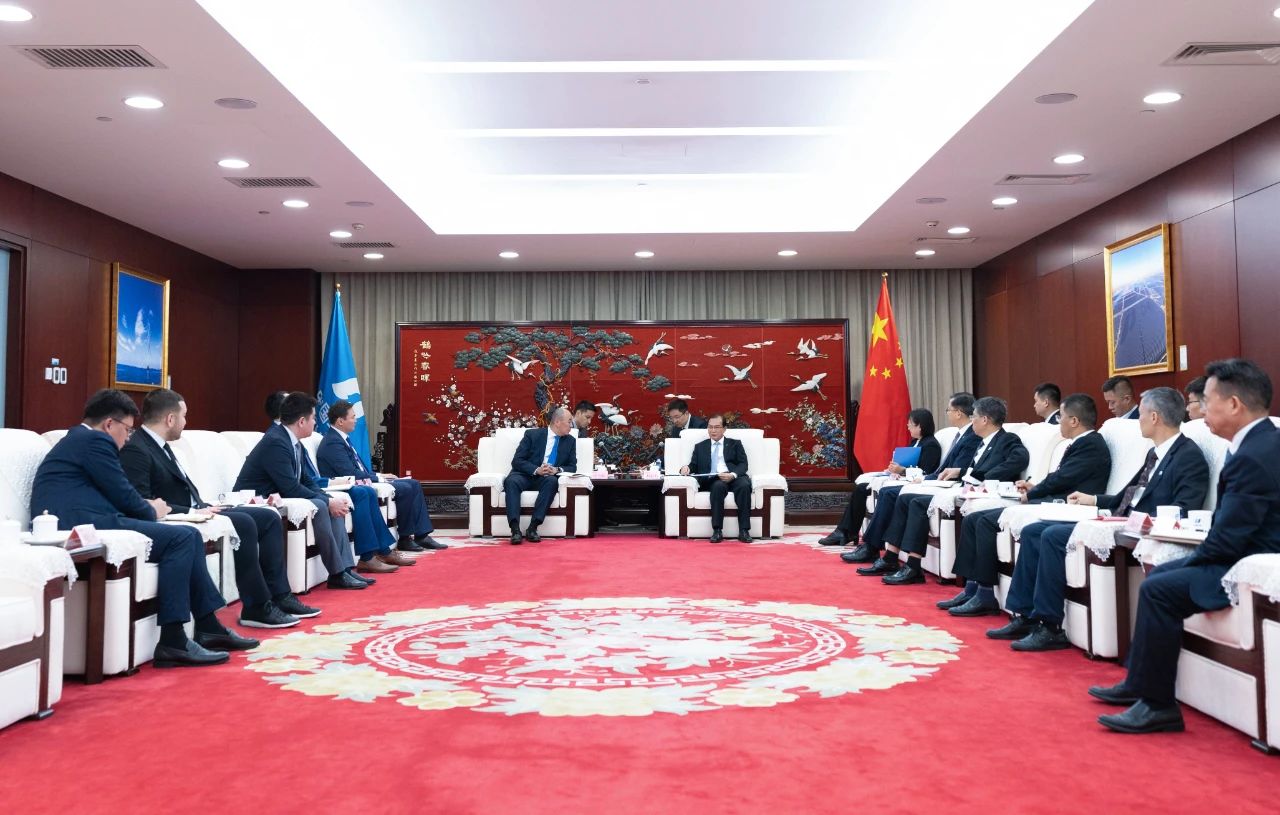 華電集團(tuán)董事長(zhǎng)、黨組書(shū)記江毅與哈薩克斯坦工業(yè)和建設(shè)部部長(zhǎng)哈納特·沙爾拉帕耶夫會(huì)談