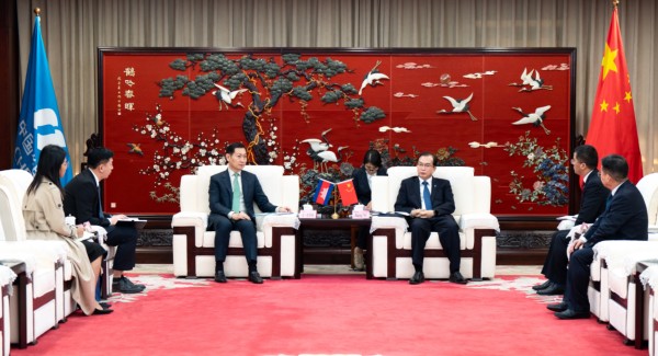 華電集團(tuán)董事長(zhǎng)、黨組書記江毅與柬埔寨礦能部部長(zhǎng)高·洛塔納會(huì)談