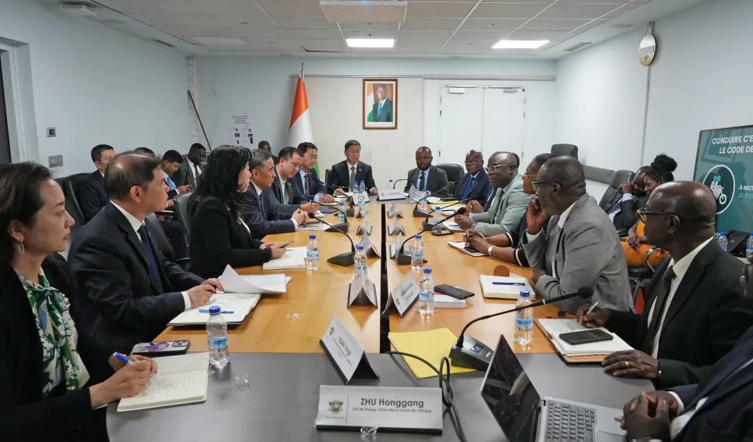 中國(guó)能建黨委書記、董事長(zhǎng)宋海良與科特迪瓦交通部副部長(zhǎng)科內(nèi)·迪奧曼會(huì)談