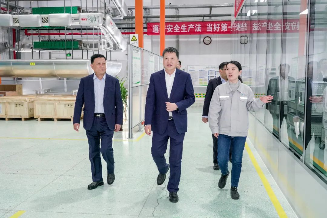 中國電氣裝備黨委副書記、總經(jīng)理周群到河南所屬企業(yè)調(diào)研