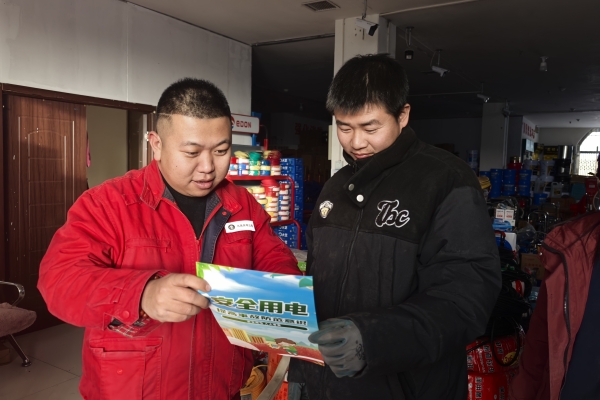 內(nèi)蒙古電力集團(tuán)烏海千里山供電公司蒙電愛心光明行，用電無(wú)憂進(jìn)社區(qū)