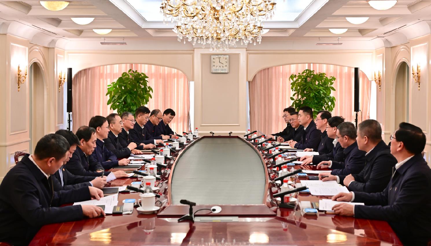大唐集團董事長鄒磊、總經(jīng)理張傳江與中國安能董事長陳奕輝、總經(jīng)理周慶豐會談