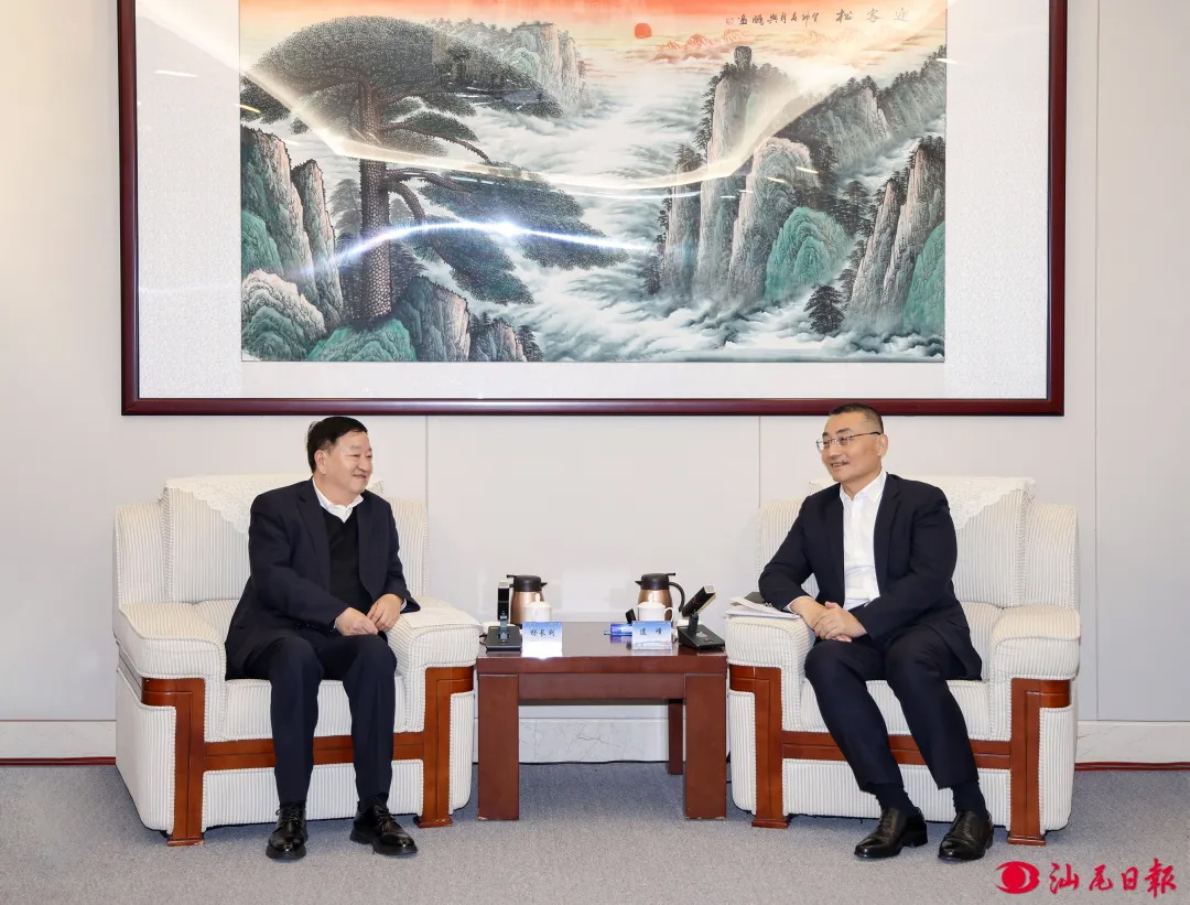 中廣核集團(tuán)黨委書記、董事長楊長利與汕尾市委書記逯峰、市長鄭海濤會(huì)談