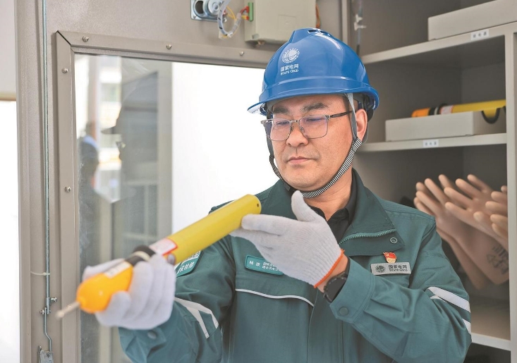 鄉(xiāng)親們的燈亮了，我的心就踏實了——記全國勞動模范楊波