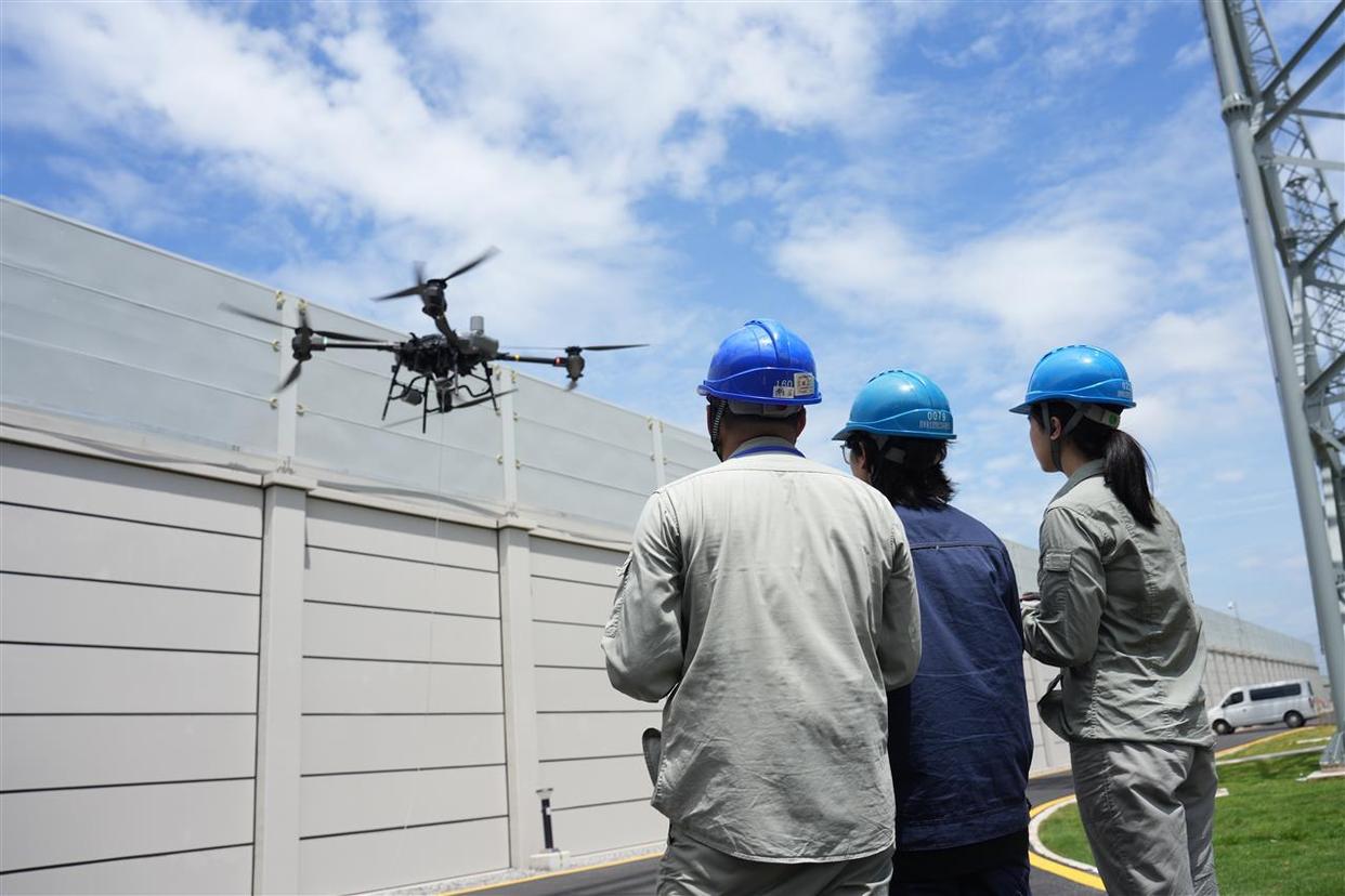 國網(wǎng)湖北電科院首次實(shí)現(xiàn)無人機(jī)掛拆特高壓線路參數(shù)測試引線