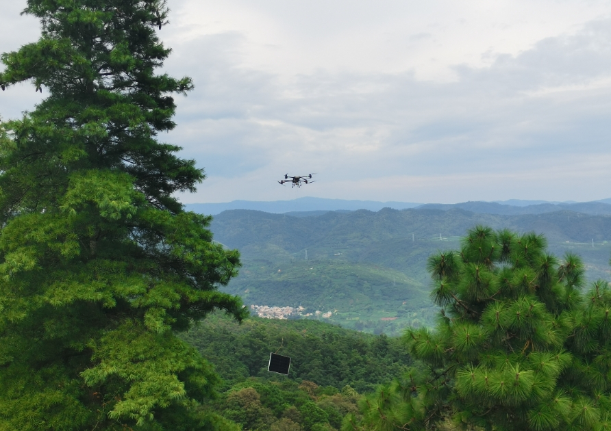 無人機“飛”越陡坡，山地光伏施工提速